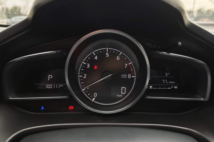 Used Mazda 3 Axela 2017 Hatchback 2.0L Automatic Sport Model China V Emission Standard Odometer Close Up
