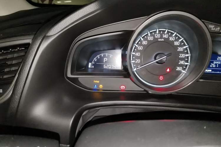Used Mazda 3 Axela 2017 Sedan 1.5L Automatic Luxury Model Emission Standard China V Odometer Close Up