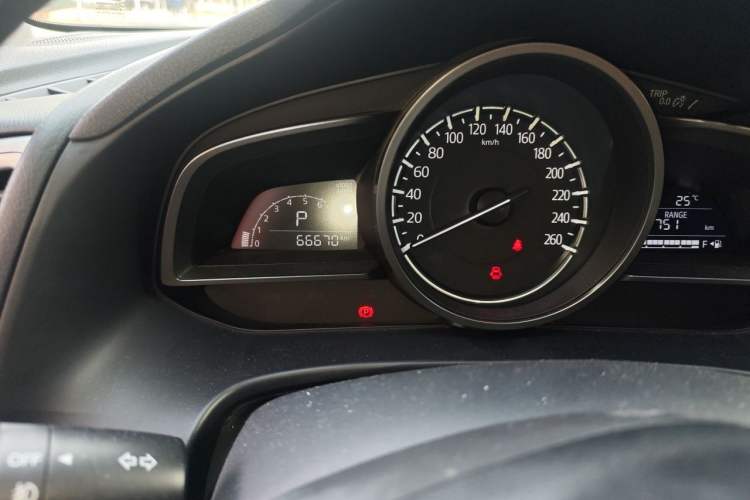 Used Mazda 3 Axela 2017 Sedan 1.5L Automatic Luxury Model China VI Standard Odometer Close Up