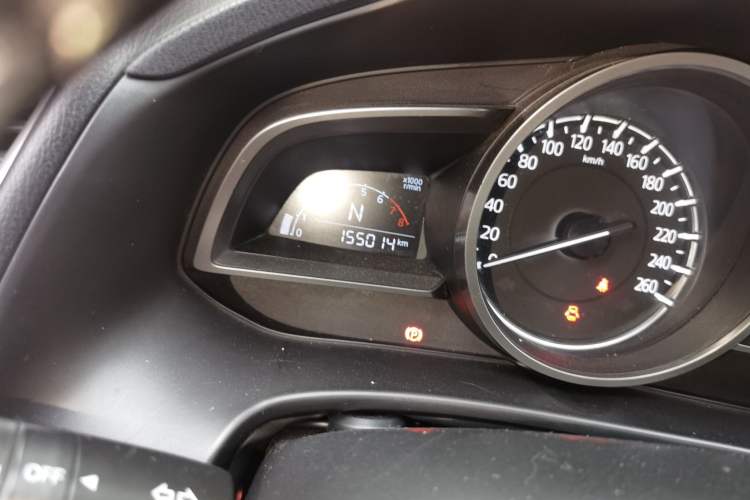Used Mazda 3 Axela 2017 Sedan 1.5L Automatic Luxury Model Emission Standard China V Odometer Close Up
