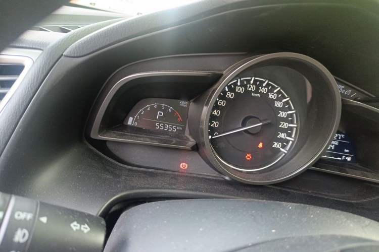 Used Mazda 3 Axela 2017 Sedan 1.5L Automatic Luxury Model Emission Standard China V Odometer Close Up