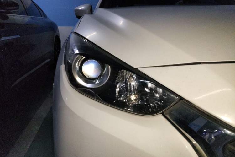 Used Mazda 3 Axela 2017 Sedan 1.5L Automatic Comfort Model Emission Standard China V Right Front Headlight
