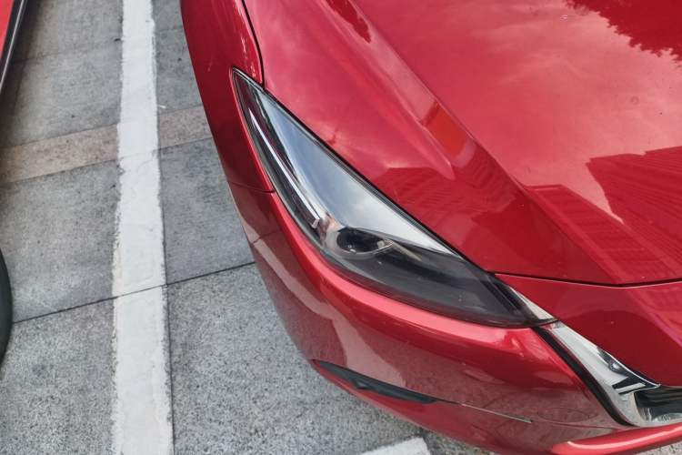 Used Mazda 3 Axela 2017 Hatchback 2.0L Automatic Luxury Model Emission Standard China V Right Front Headlight