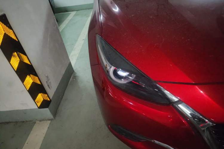 Used Mazda 3 Axela 2017 Hatchback 2.0L Automatic Luxury Model Emission Standard China V Right Front Headlight