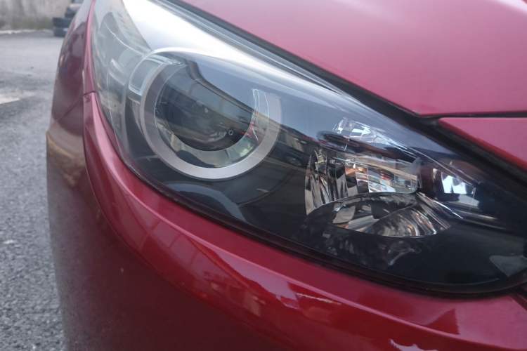 Used Mazda 3 Axela 2017 Sedan 1.5L Automatic Comfort Model China VI Standard Right Front Headlight
