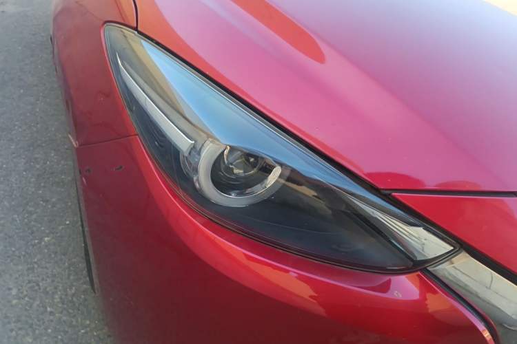 Used Mazda 3 Axela 2017 Hatchback 1.5L Automatic Luxury Model Emission Standard China V Right Front Headlight