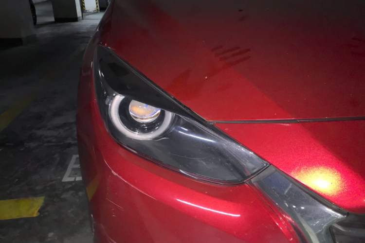 Used Mazda 3 Axela 2017 Sedan 1.5L Automatic Luxury Model Emission Standard China V Right Front Headlight