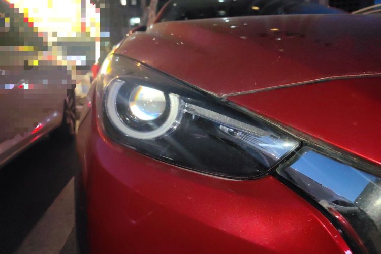 Used Mazda 3 Axela 2017 Sedan 1.5L Automatic Luxury Model China VI Standard Right Front Headlight
