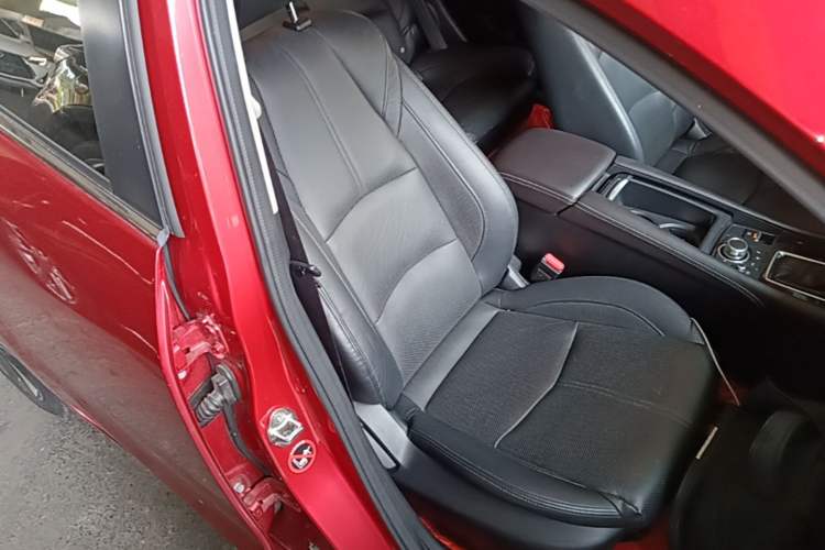 Used Mazda 3 Axela 2017 Hatchback 2.0L Automatic Sport Model China V Emission Standard Right Front Seat