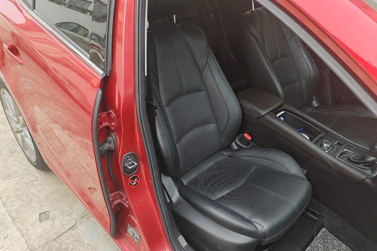 Used Mazda 3 Axela 2017 Hatchback 2.0L Automatic Sport Model China V Emission Standard Right Front Seat