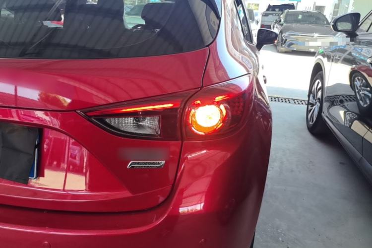 Used Mazda 3 Axela 2017 Hatchback 1.5L Automatic Luxury Model Emission Standard China V Right Rear Taillight