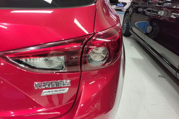 Used Mazda 3 Axela 2017 Hatchback 1.5L Automatic Luxury Model Emission Standard China V Right Rear Taillight