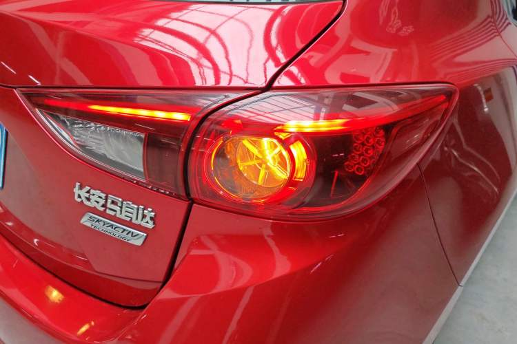 Used Mazda 3 Axela 2017 Hatchback 1.5L Automatic Luxury Model Emission Standard China V Right Rear Taillight
