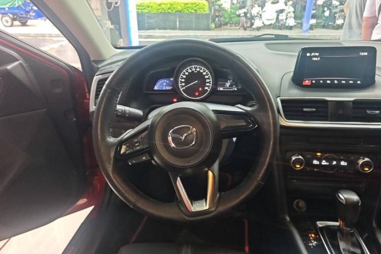 Used Mazda 3 Axela 2017 Sedan 1.5L Automatic Luxury Model China VI Standard Steering Wheel