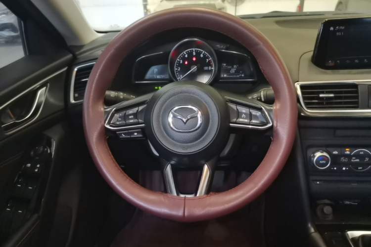 Used Mazda 3 Axela 2017 Sedan 2.0L Automatic Flagship Model China V Standard Steering Wheel