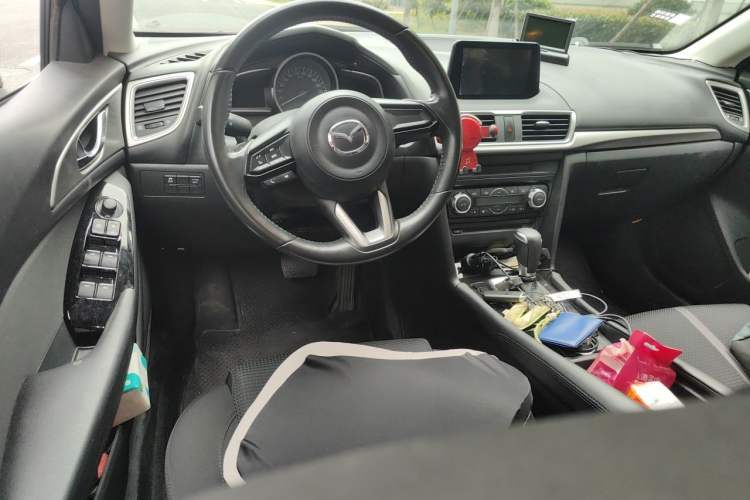 Used Mazda 3 Axela 2017 Hatchback 2.0L Automatic Luxury Model China VI Standard Steering Wheel