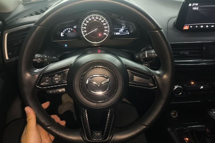 Used Mazda 3 Axela 2017 Hatchback 2.0L Automatic Luxury Model Emission Standard China V Steering Wheel