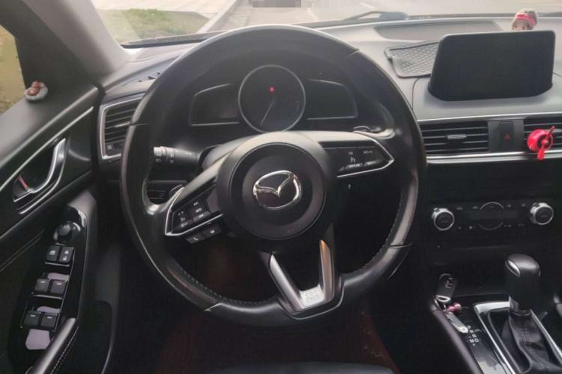 Used Mazda 3 Axela 2017 Hatchback 2.0L Automatic Sport Model China V Emission Standard Steering Wheel