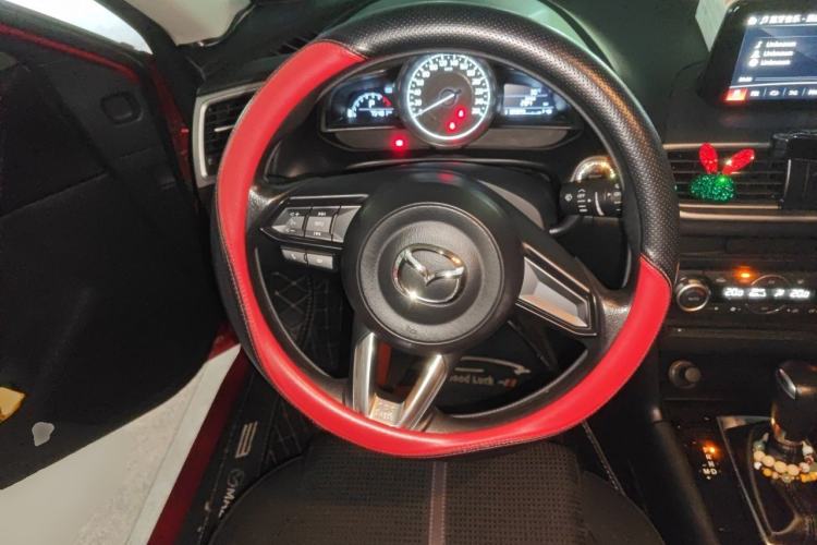 Used Mazda 3 Axela 2017 Hatchback 1.5L Automatic Luxury Model Emission Standard China V Steering Wheel
