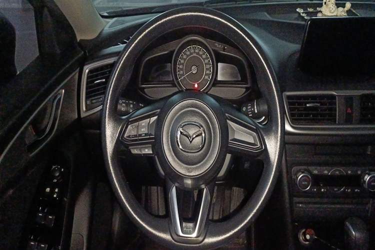 Used Mazda 3 Axela 2017 Sedan 1.5L Automatic Luxury Model China VI Standard Steering Wheel