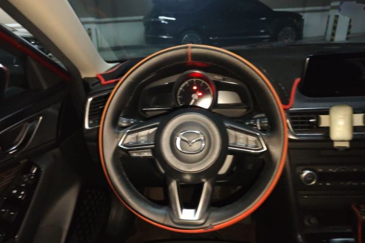 Used Mazda 3 Axela 2017 Hatchback 2.0L Automatic Sport Model China V Emission Standard Steering Wheel