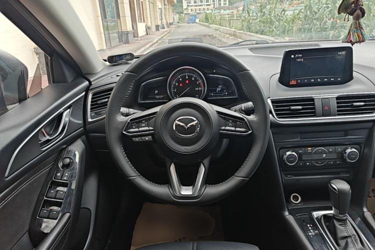 Used Mazda 3 Axela 2017 Hatchback 2.0L Automatic Sport Model China V Emission Standard Steering Wheel