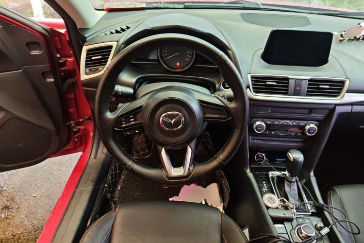 Used Mazda 3 Axela 2017 Sedan 1.5L Automatic Luxury Model China VI Standard Steering Wheel
