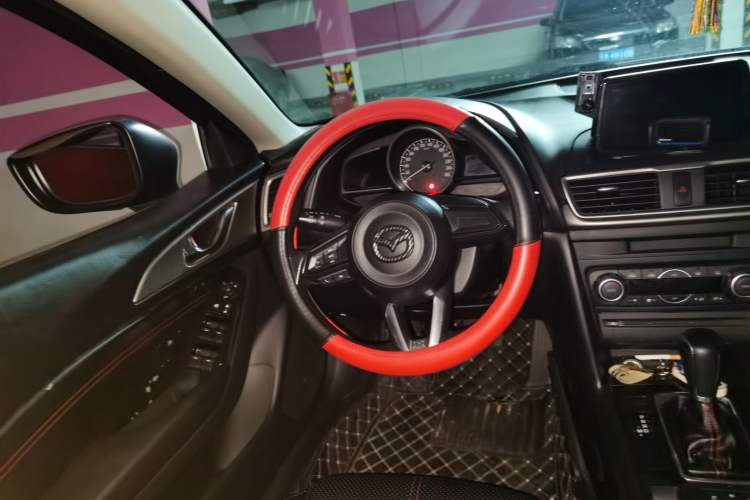 Used Mazda 3 Axela 2017 Hatchback 1.5L Automatic Luxury Model Emission Standard China V Steering Wheel