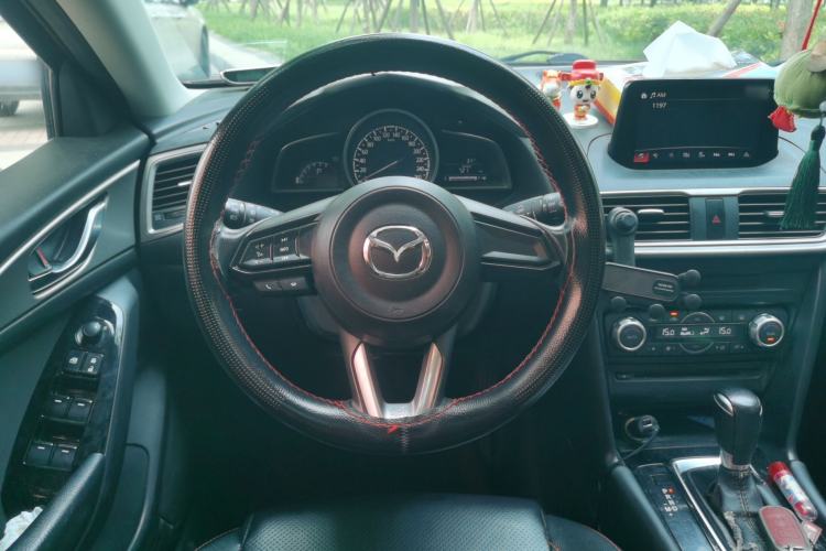 Used Mazda 3 Axela 2017 Hatchback 1.5L Automatic Luxury Model China VI Standard Steering Wheel