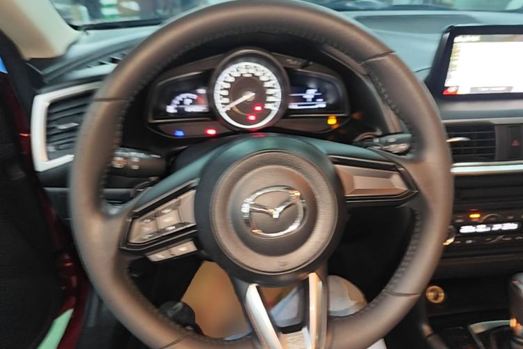 Used Mazda 3 Axela 2017 Hatchback 2.0L Automatic Luxury Model Emission Standard China V Steering Wheel