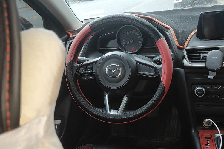 Used Mazda 3 Axela 2017 Sedan 1.5L Automatic Luxury Model China VI Standard Steering Wheel