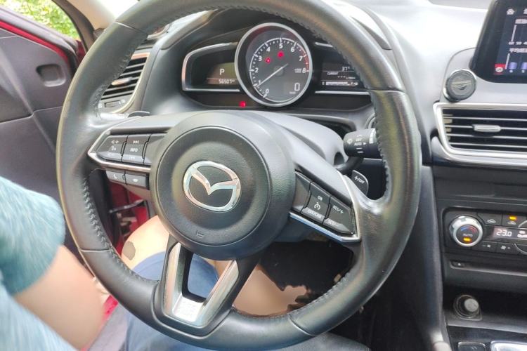 Used Mazda 3 Axela 2017 Hatchback 2.0L Automatic Sport Model China V Emission Standard Steering Wheel