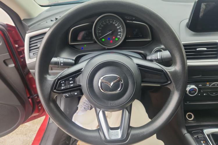 Used Mazda 3 Axela 2017 Sedan 1.5L Automatic Luxury Model China VI Standard Steering Wheel