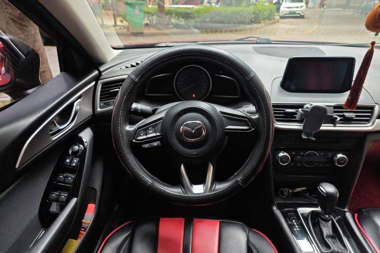 Used Mazda 3 Axela 2017 Sedan 1.5L Automatic Luxury Model China VI Standard Steering Wheel