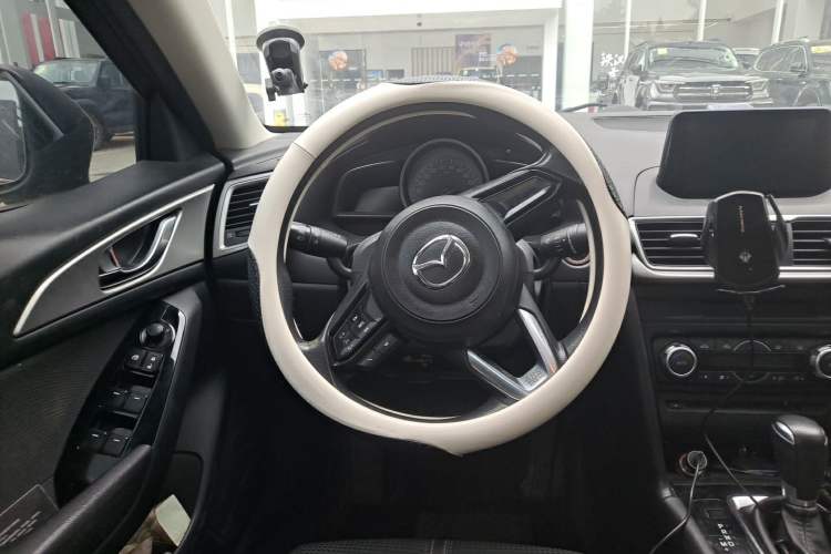 Used Mazda 3 Axela 2017 Sedan 1.5L Automatic Luxury Model China VI Standard Steering Wheel