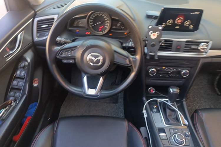 Used Mazda 3 Axela 2017 Hatchback 1.5L Automatic Luxury Model Emission Standard China V Steering Wheel