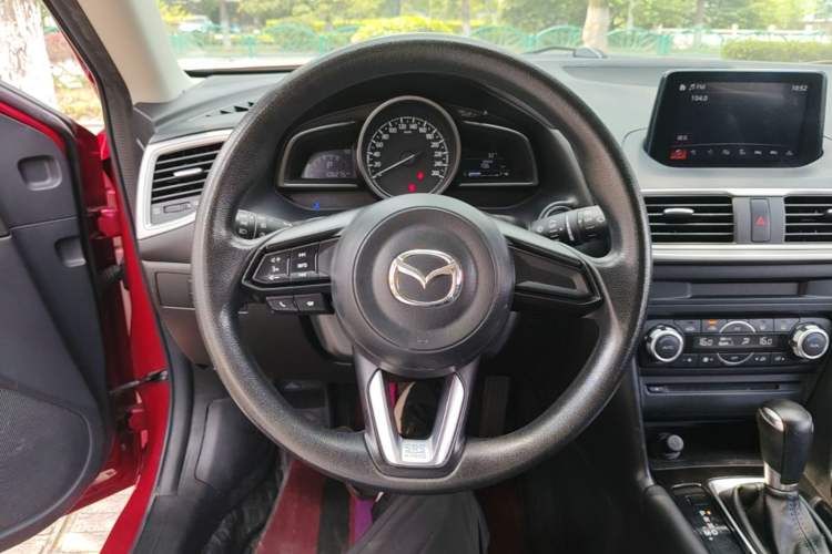 Used Mazda 3 Axela 2017 Hatchback 1.5L Automatic Luxury Model China VI Standard Steering Wheel
