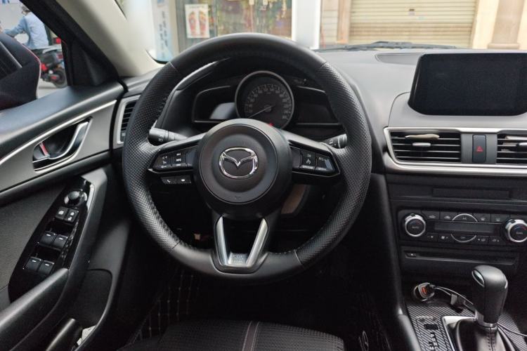 Used Mazda 3 Axela 2017 Sedan 1.5L Automatic Luxury Model China VI Standard Steering Wheel