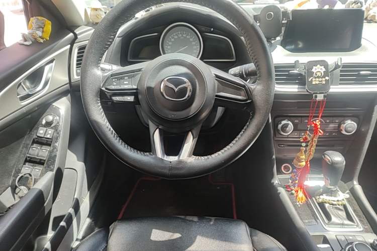 Used Mazda 3 Axela 2017 Sedan 1.5L Automatic Luxury Model Emission Standard China V Steering Wheel