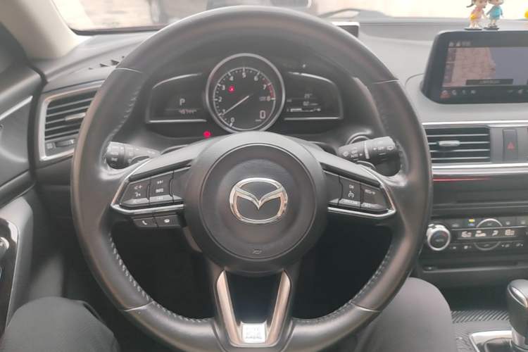Used Mazda 3 Axela 2017 Hatchback 2.0L Automatic Sport Model China V Emission Standard Steering Wheel