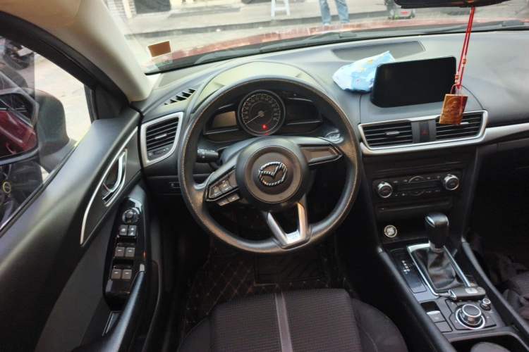 Used Mazda 3 Axela 2017 Hatchback 1.5L Automatic Luxury Model Emission Standard China V Steering Wheel