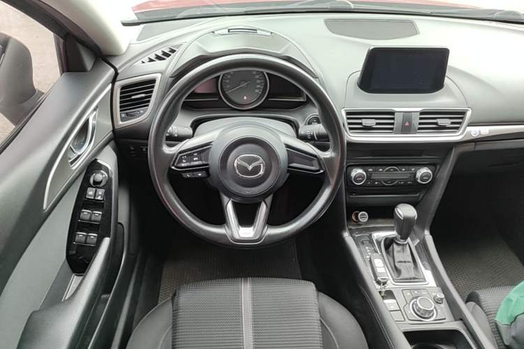 Used Mazda 3 Axela 2017 Sedan 1.5L Automatic Luxury Model China VI Standard Steering Wheel