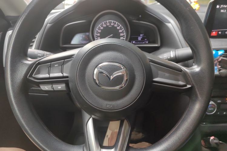 Used Mazda 3 Axela 2017 Sedan 1.5L Automatic Luxury Model China VI Standard Steering Wheel