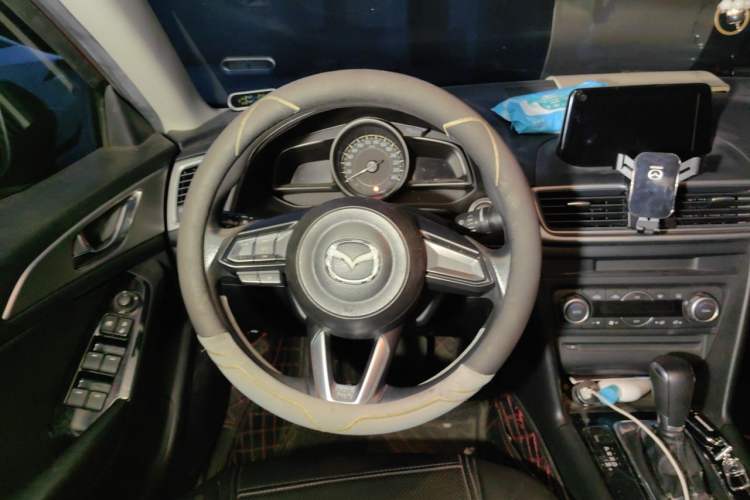 Used Mazda 3 Axela 2017 Sedan 1.5L Automatic Luxury Model Emission Standard China V Steering Wheel