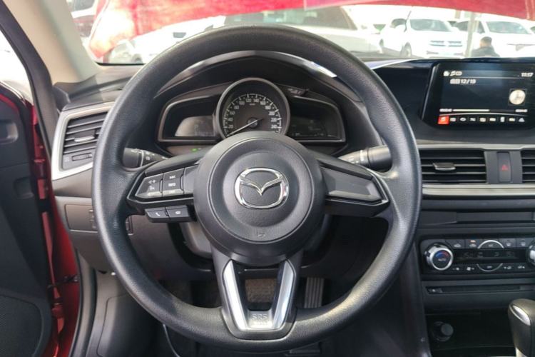 Used Mazda 3 Axela 2017 Sedan 1.5L Automatic Luxury Model China VI Standard Steering Wheel