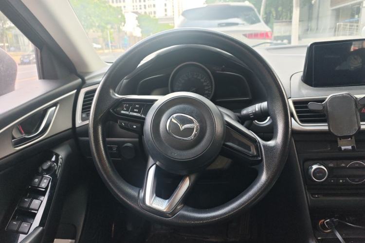 Used Mazda 3 Axela 2017 Sedan 1.5L Automatic Luxury Model China VI Standard Steering Wheel