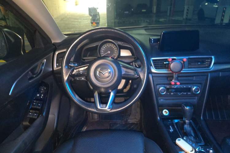 Used Mazda 3 Axela 2017 Sedan 1.5L Automatic Luxury Model China VI Standard Steering Wheel