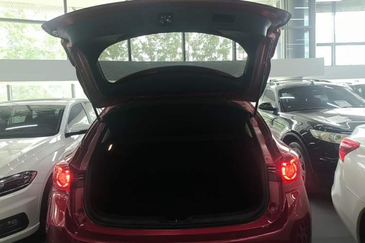 Used Mazda 3 Axela 2017 Hatchback 2.0L Automatic Luxury Model Emission Standard China V Trunk