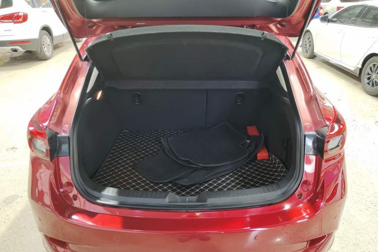 Used Mazda 3 Axela 2017 Hatchback 2.0L Automatic Sport Model China V Emission Standard Trunk