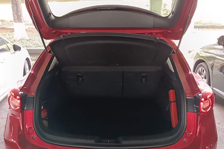 Used Mazda 3 Axela 2017 Hatchback 2.0L Automatic Sport Model China V Emission Standard Trunk